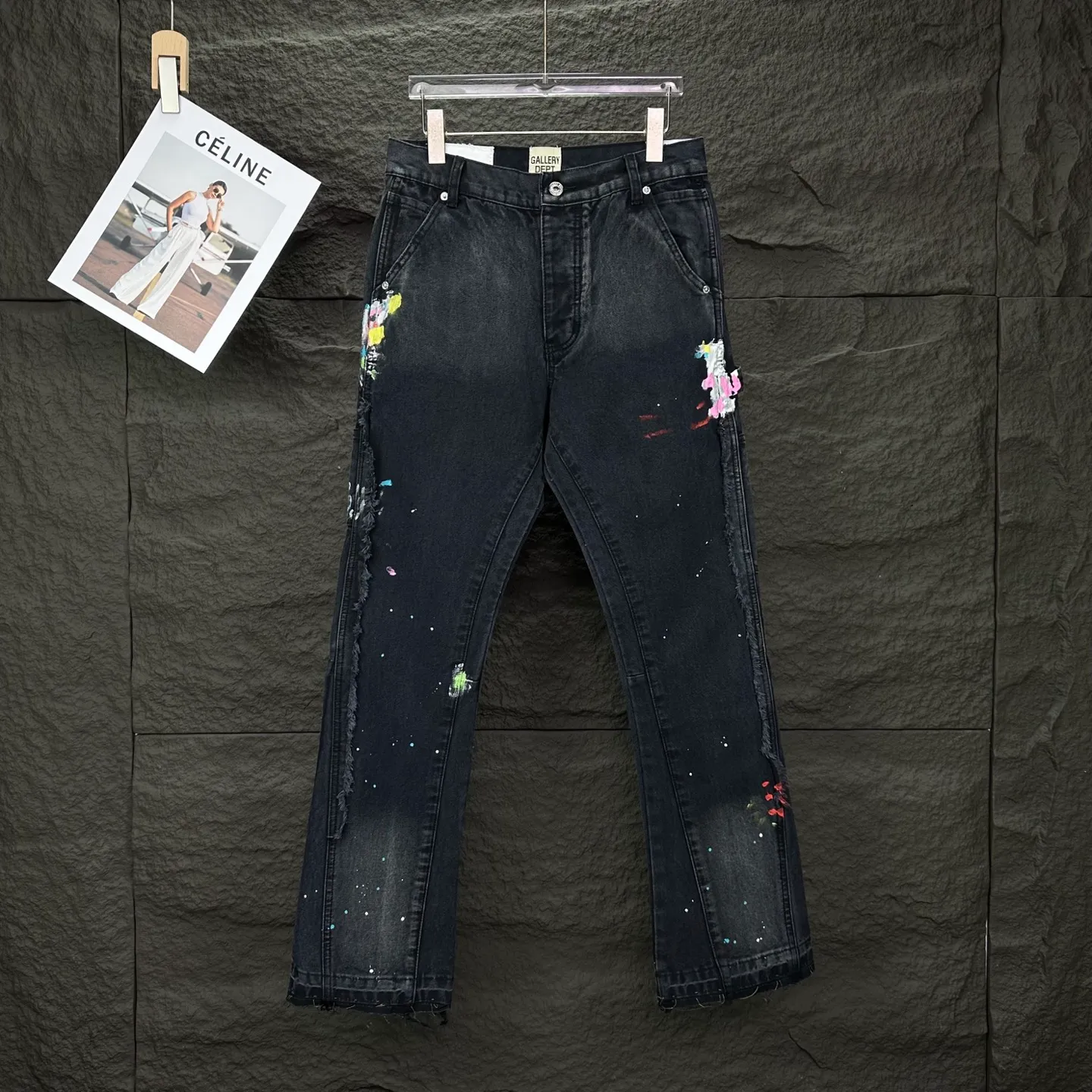 P250 GALLERY DEPT. & Croixin co-branded 2025 new splash-ink hand-painted splicing multi-pocket couple style loose washed micro-flared jeans 🔥High version🔥High version🔥 Top ceiling quality Styles with different washed textures are very friendly to people with thin legs and thick legs. The micro-flared version is very flattering. Moderate length that never goes out of style, easy to match with casually, basic styling for various styles, a must-have in the wardrobe! The fabric is stiff but also makes the upper body soft without losing texture. The washing process is even more perfect. It is a must-have item for everyone! ! ! Washed wheat, hang tag, pants label, three complete labels, color: black, size: 28, 30, 32, 34, 36 (five sizes)